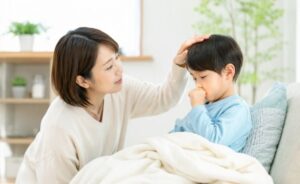 咳き込む子供を心配する親